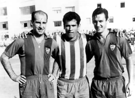 En el centro, Florencio Amarilla defendiendo al C.D. Almería con dos jugadores del Levante.