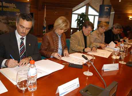 Los representantes de las ocho diputaciones andaluzas firmando el convenio.