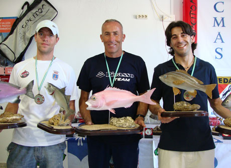 Juan Fuentes, en el centro, luce los trofeos junto a sus compañeros de club.