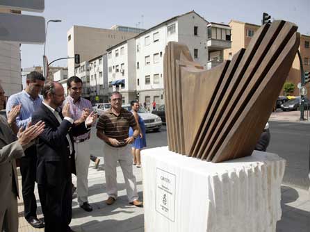 Escultura en honor a Amnistía Internacional en la Ciudad de la Justicia de Almería.