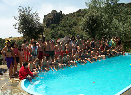 Chicos y chicas de Roquetas participantes en la anterior edición del campamento.