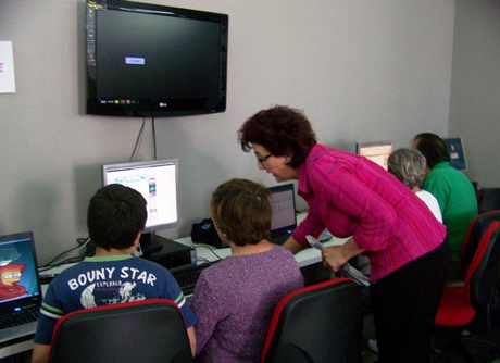 Un curso de informática en el centro Guadalinfo de Alhama.