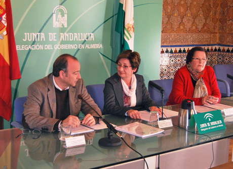 Alcalde y delegada de Fomento, Encarna Caparrós, en la firma del convenio.
