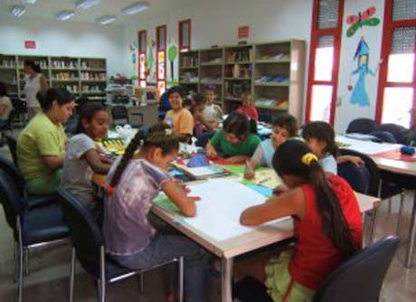 Niños y niñas en el Club de Lectura de Vícar.