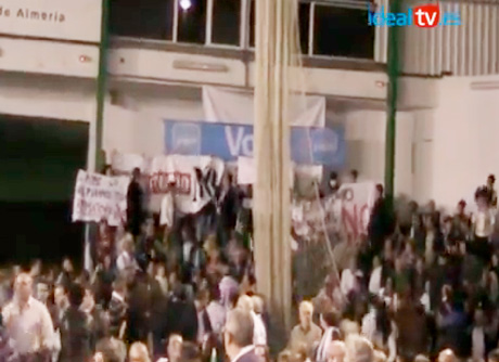 Vecinos levantan sus pancartas en pleno mitin de Arenas. Imagen tomada de Ideal.es.