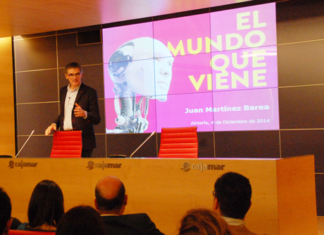 Juan Martínez Barea presentó 'El mundo que viene'.