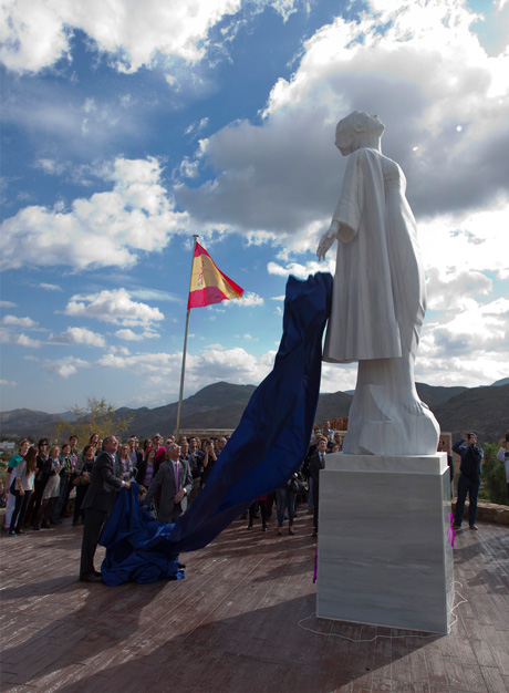 Inauguración de la estatua en honor a Rosa Galera en Fines.