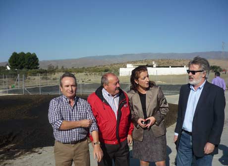 Rafael Alonso, gerente de ‘Los Albardinales’; Antonio Úbeda, alcalde de Tabernas; María Isabel Salinas y Juan Deus, en la planta de alpeorujo.