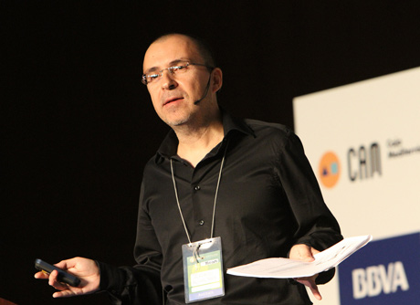 Alfonso Alcántara durante una de sus conferencias.