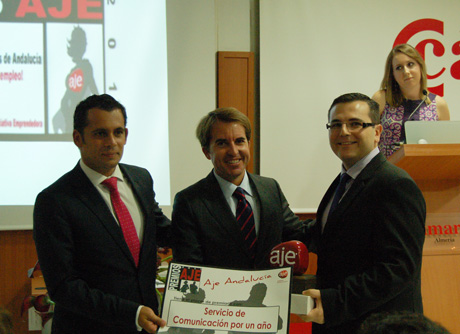 Pedro Raya, a la derecha, recoge el premio concedido a Breca Health Care.