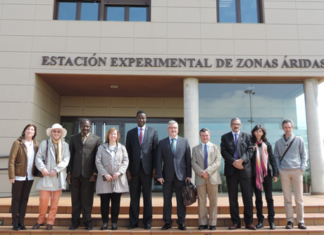 Foto de familia de las delegaciones africana y española en la EEZA.