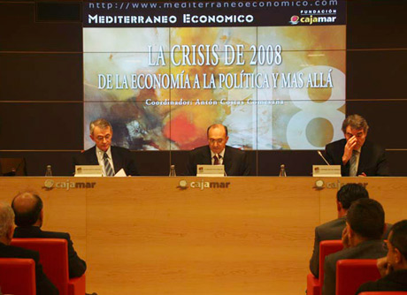 Antón Costas (a la izquierda) explicó el origen de esta crisis. Foto: Esaú Sánchez.