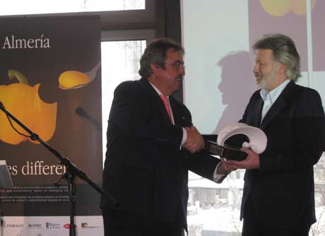 Juan Deus, junto a Miguel Uribe en el acto de entrega de los Premios Almería, en la feria de Berlín.
