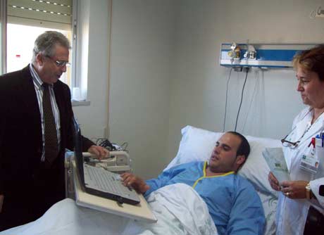 Un paciente conectándose a Internet con se portátil.
