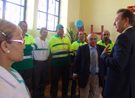 Varios trabajadores de Verdiblanca junto al consejero de Empleo, Manuel Recio.