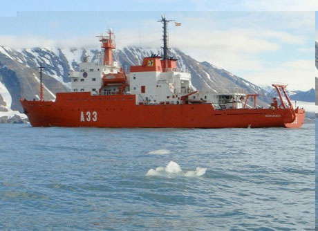 El Hespérides en una de sus muchas visitas a la Antártida.