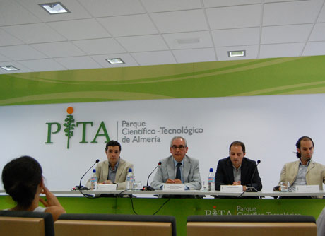 Alfredo Sánchez y representantes de las tres EBT que han recibo las ayudas.