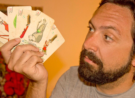 Rafael Navajas muestra las cartas que ha diseñado.