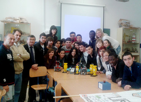 El grupo de estudiantes ha recibido la visita del delegado de Educación, Jorge Cara.