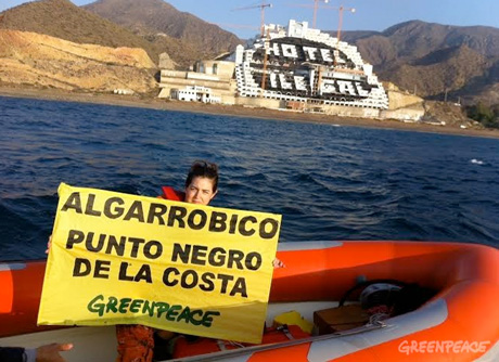 Una activista muestra una pancarta durante la acción de este domingo. Foto. Greenpeace.