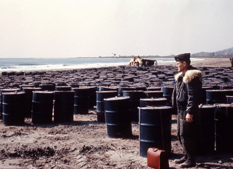 Estados Unidos se llevó miles de barriles de tierra de la zona.