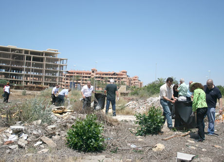 Recogida de basura en Punta Entinas.