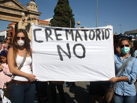 Manifestantes contra el Crematorio de la Capital.