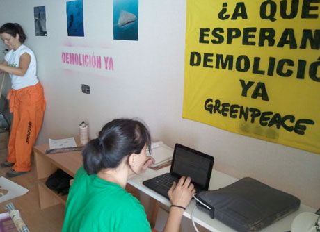 Los miembros de Greenpeace tienen instalada su oficina en El Algarrobico.