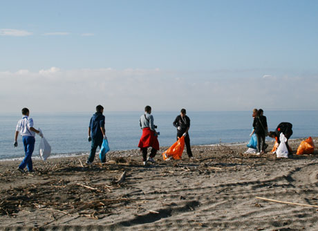El grupo de alumnos ha retirado basura de la playa.