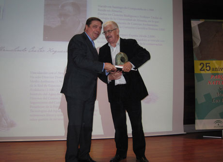 Luis Planas entrega el premio a Hermelindo Castro.