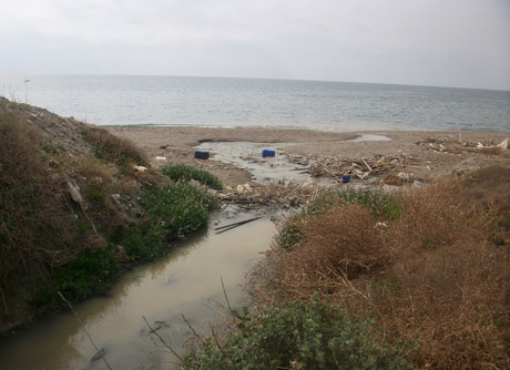 Aguas residuales que vierten directamente al mar en Adra.