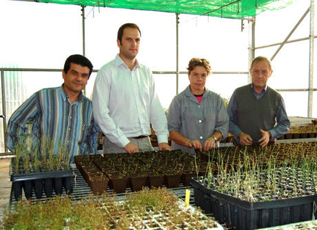 Alfonso Sevilla (dcha.) y su equipo de investigadores en Las Palmerillas.