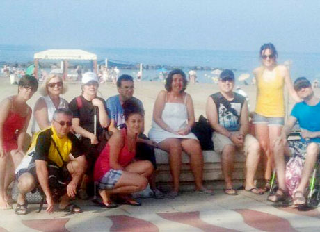 Un grupo de usuarios de El Saliente disfrutan de un día de playa.