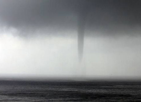 Un tornado captado en las costas de Cádiz.