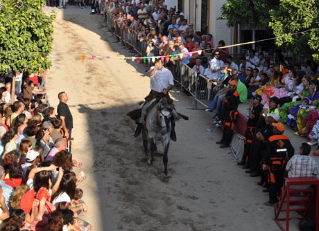 Las carreras de cintas a caballo son una cita habitual en Turre.