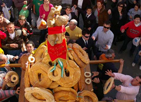 Ofrenda de roscos a San Sebastián en las fiestas de Olula del Río.