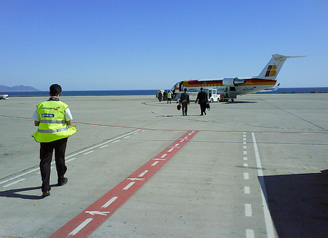 El convenio persigue fortalecer la conexión aérea de Almería.
