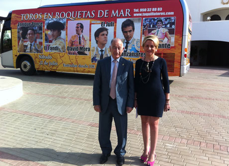 Gabriel Amat y Eloísa Cabrera han presentado el autobús.