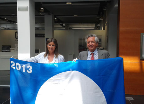 La concejala de Turismo de El Ejido, Luisa Barranco, con una de las banderas de su municipio.