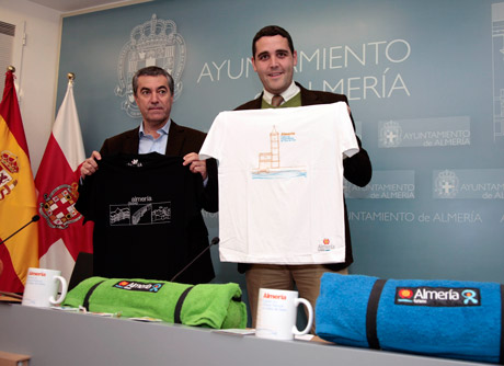 Juan José Alonso ha presentado el nuevo merchandising de Almería.