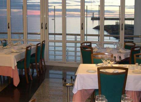Interior del Restaurante Club de Mar de Almería.