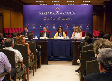 Isabel Borrego (en el centro) ha visitado hoy Almería. Foto: Olga Capel.