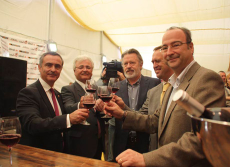 Las autoridades ha brindado por el vino de Almería. Foto: Esaú Sánchez.