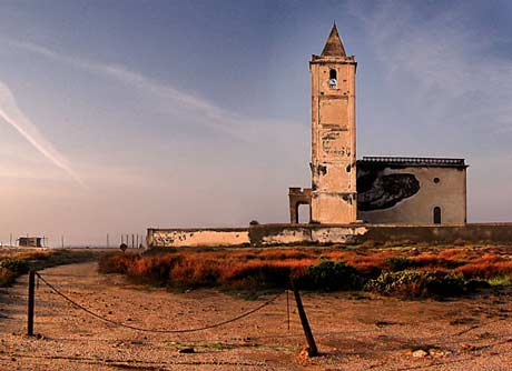 Iglesia de Las Salinas de Cabo de Gata, en estado de abandono.