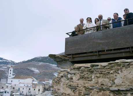 La consejera junto a las autoridades locales en un balcón del castillo.