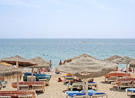 La playa de Aguadulce es de las más concurridas en verano.