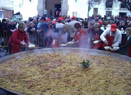 Una gran paella da de comer a todos los asistentes en la plaza del pueblo.