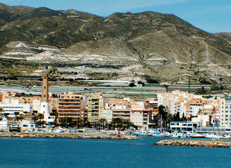 El puerto de Adra atra hasta la localidad a una quincena de cónsules de las principales potencias.