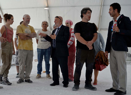 Miguel Lorente (dcha.) intercambia impresiones con un escultor japonés.