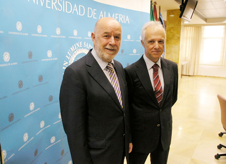 Pedro Molina y el vicerrector de Investigación, José Luis Martínez Vidal.